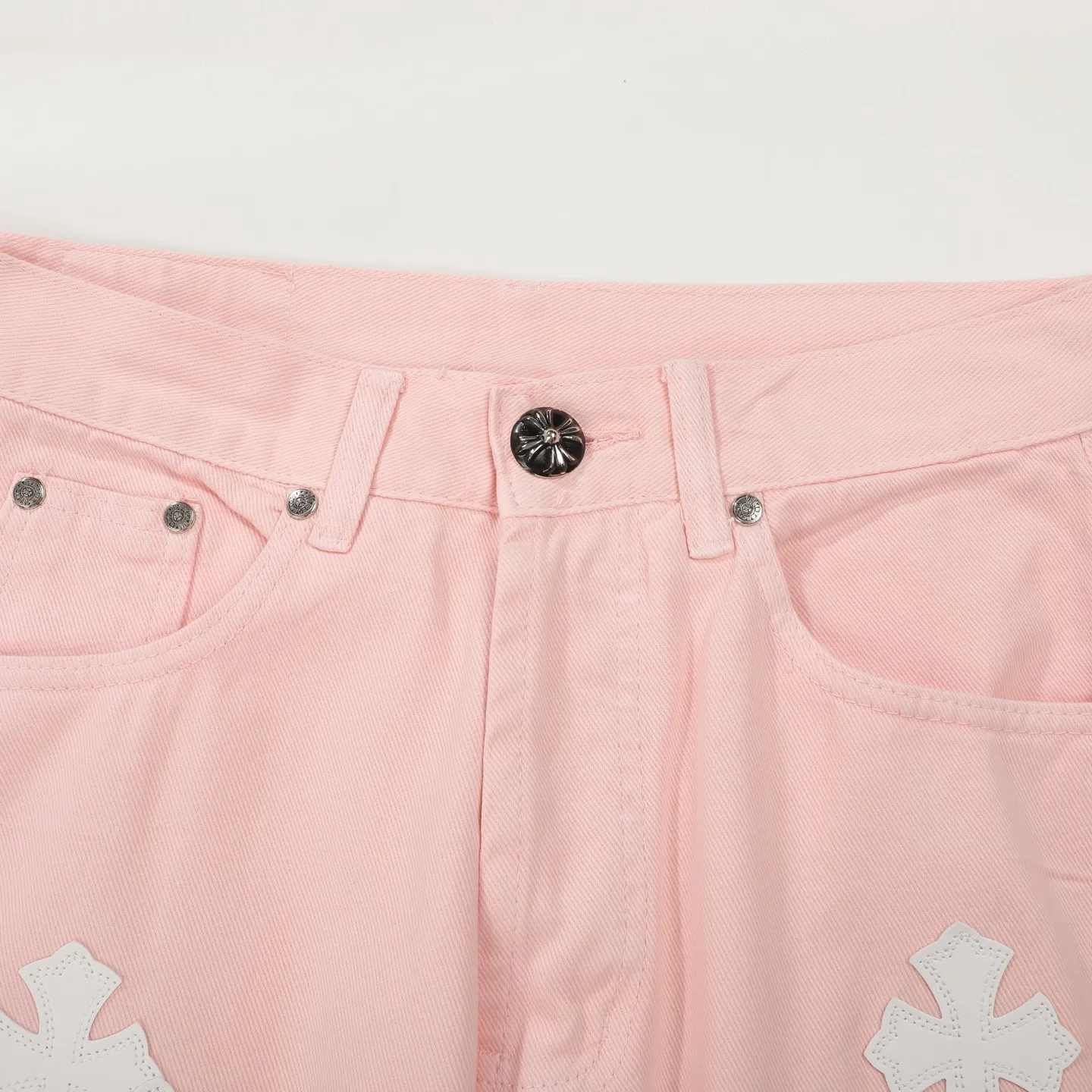 P260 Chrome hearts CH co-branded Drak Miami light pink jeans exude uninhibited personality and unique charm. Every wear and tear is carefully designed to present a unique artistic feel. Made of imported denim fabric, which has undergone heavy industrial washing and destruction treatment, the trousers show a super cool effect on the upper body, allowing you to dominate the fashion stage.  This is more than just a pair of jeans, it is an expression of attitude. With its unique design concept and ultimate pursuit of details, Croxin breaks traditional boundaries and defines the jeans trend in the new era. The trousers are made of double-layer woven fabric with customized hardware. Italian-made special cowhide is printed and cut. Custom-made sheepskin three-layer thick-line leather. The whole body is spliced ​​in heavy water washing. Craftsmen hand-splash ink. You can see the details. Three-dimensional cutting version. Loose and comfortable, not flattering. Makes taller and slimmer. Factory Seiko. Original quality control. Same style for men and women. Can be matched with couples. Versatile recommendation. Must-have jeans for all seasons. Color: light pink. Size: 28-30-32-34.